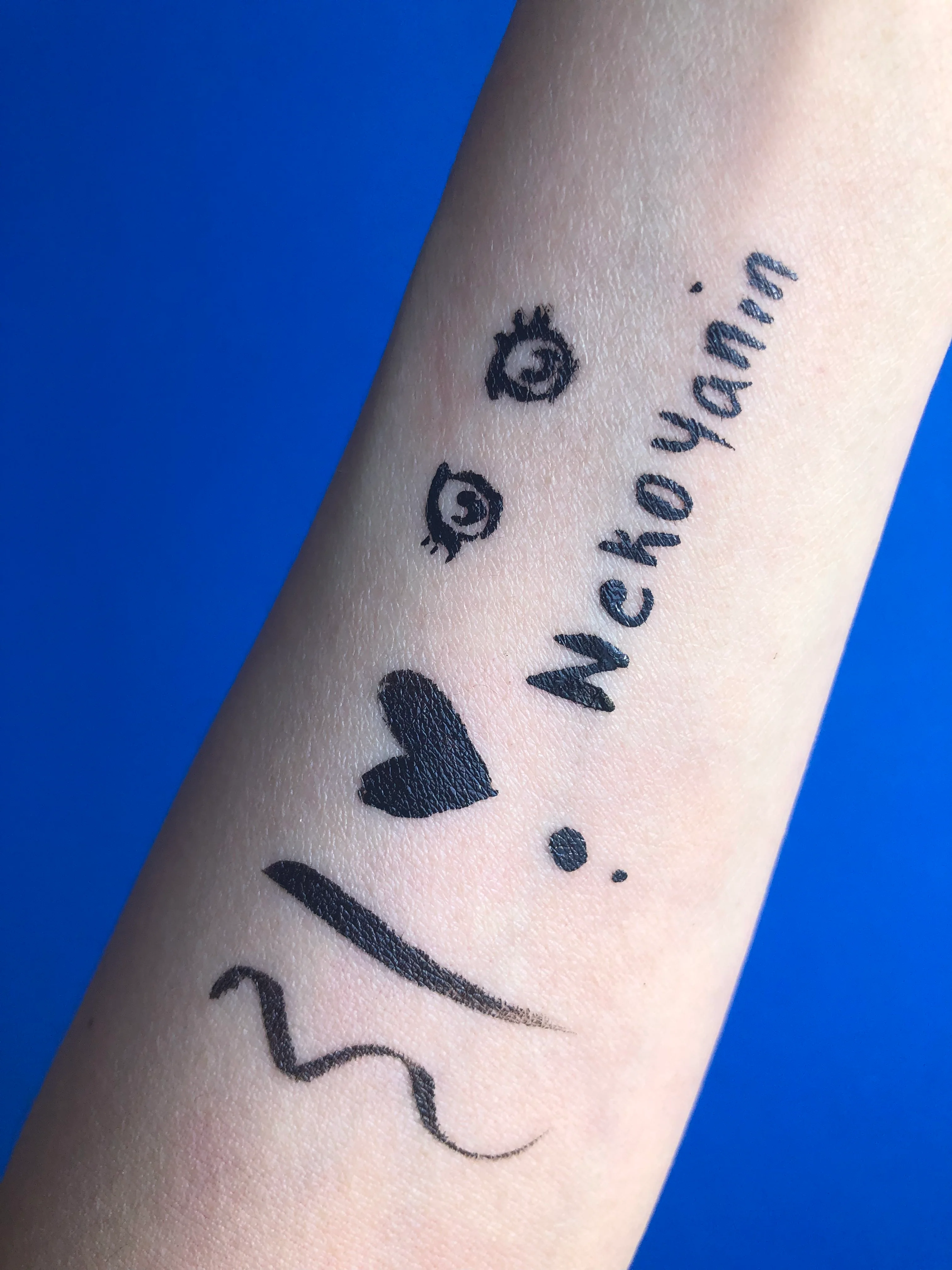 Gamer Girl Adhesive Eyeliner - Image 3